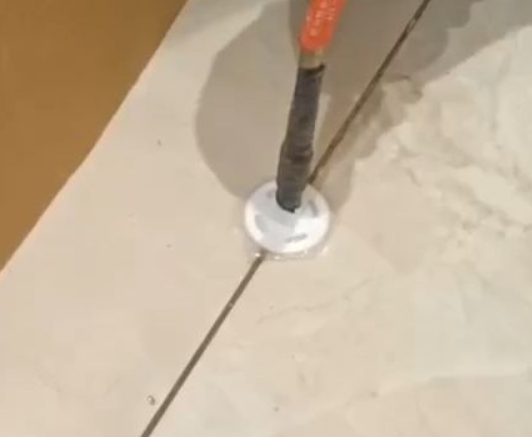 大埔瓷砖空鼓维修公司专业解答瓷砖在铺贴过程中，如果没有涂抹均匀到位的粘结材料（如水泥砂浆或瓷砖胶），可能会导致以下问题